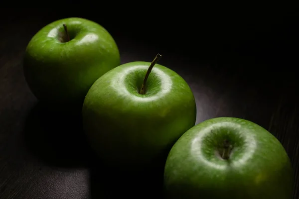 Три Зеленых Свежих Яблока Бабушки Смит Лежат Ряд Темном Фоне — стоковое фото
