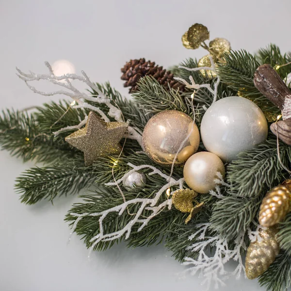 Součástí Ručně Vyráběné Vánoční Skladby Smrkových Větví Bílými Kuličkami Zářivou — Stock fotografie