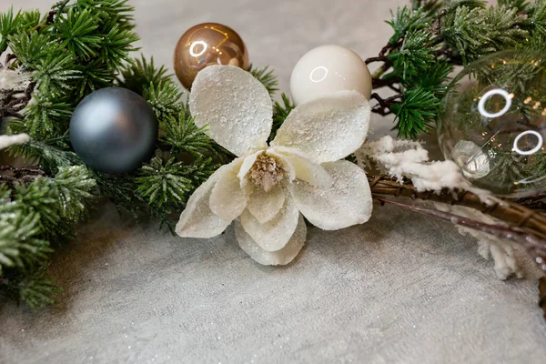 手作りのクリスマスインテリア組成物の一部 太い枝 青い玉 白い花 — ストック写真