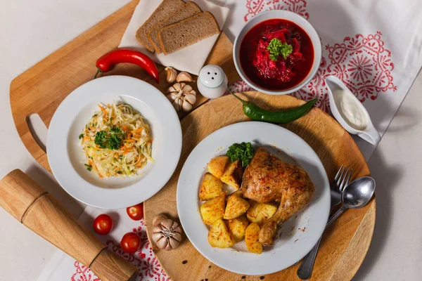 Ételek Orosz Konyha Asztalon Borscht Csirke Burgonya Saláta — Stock Fotó