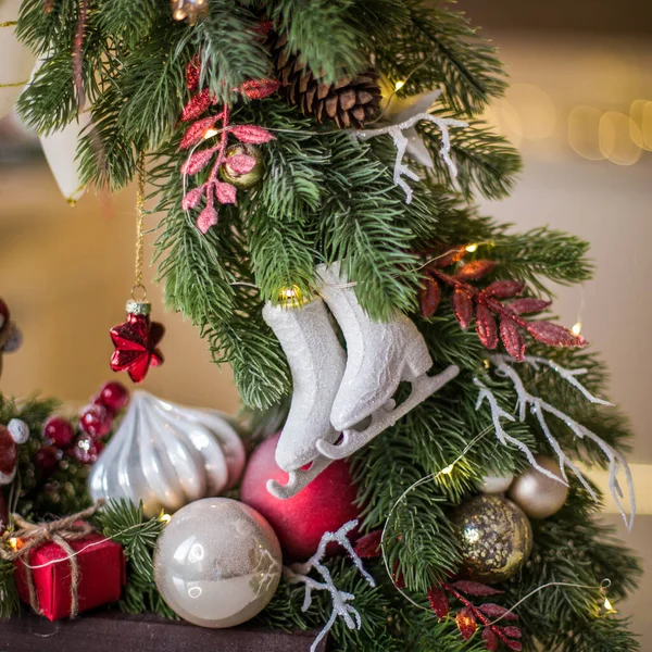 Χριστουγεννιάτικο Δέντρο Διακόσμηση Λευκά Πατίνια Ένα Πράσινο Χριστουγεννιάτικο Δέντρο — Φωτογραφία Αρχείου