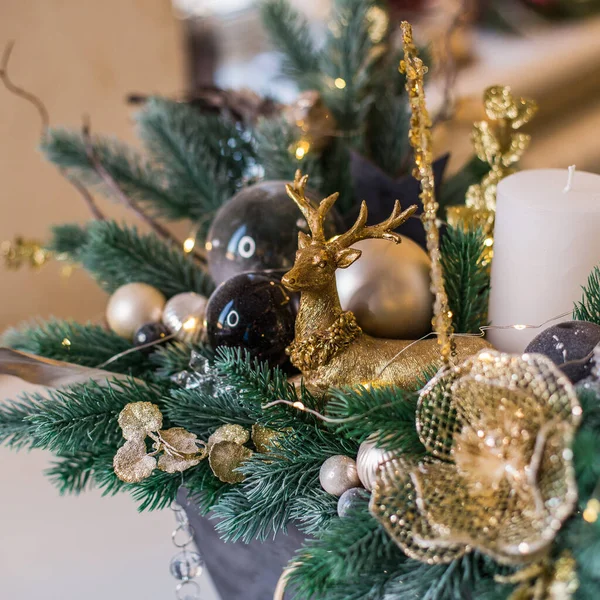 金色の鹿やスプルースの枝や黒いボールでインテリアのための手作りのクリスマス組成の一部 — ストック写真