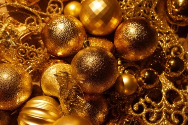 Altın rengi bir sürü parlak Noel ağacı oyuncağı. Yeni Yıl Dekorasyonu.
