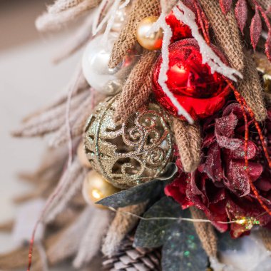 Parlak bir top ile güzel bir yeni yıl kompozisyonu.