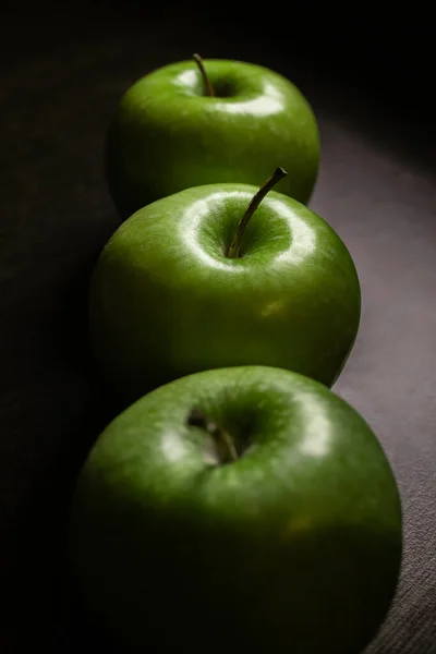 Três Suculentas Maçãs Verdes Brilhantes Granny Smith Estão Deitadas Uma — Fotografia de Stock