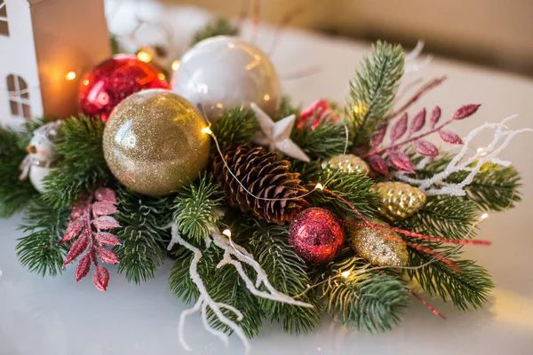 가문비나무 원추체 크리스마스 장난감 빨간색 황금색 공으로 구성된 크리스마스 — 스톡 사진