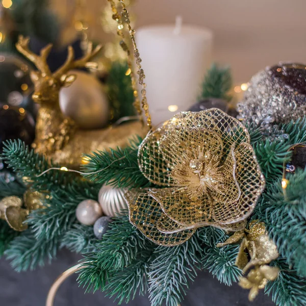 황금색 전나무 이들어 손으로 크리스마스 — 스톡 사진