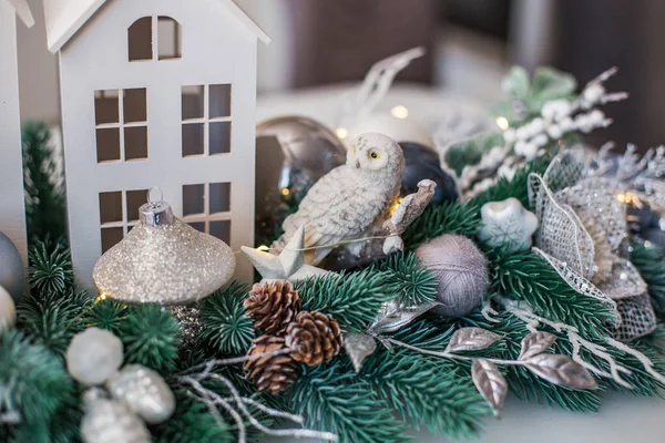 Λεπτομέρειες Χειροποίητης Χριστουγεννιάτικης Σύνθεσης Σπίτι Και Λευκό Κεραμικό Αγαλματάκι Κουκουβάγιας — Φωτογραφία Αρχείου