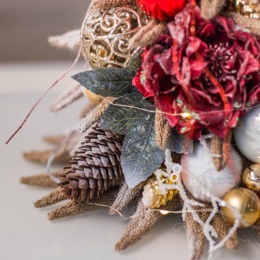 Çuval bezinden yapılmış bir Noel kompozisyonu.