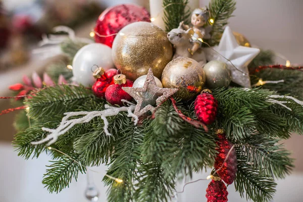 Část Vánočního Složení Smrkových Větví Kuželů Hraček Vánoční Stromeček Červená — Stock fotografie