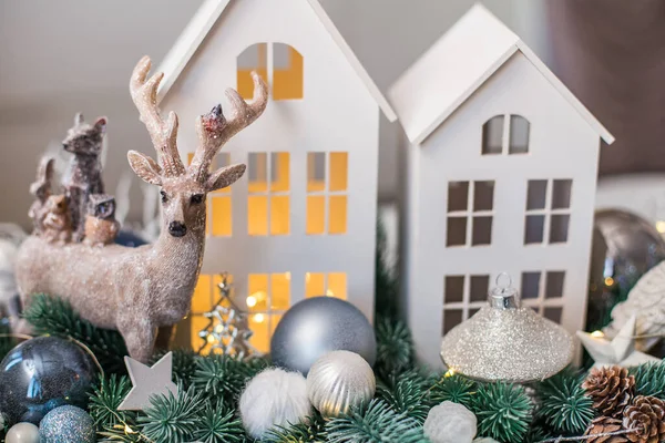 クリスマスの構成要素は鹿とトウヒの緑の枝を収容する — ストック写真