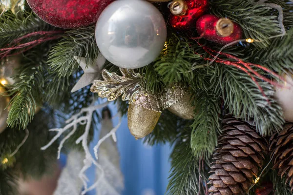 Část Novoroční Skladby Hračkami Červených Vánočních Stromků Kornouty Smrkových Větví — Stock fotografie
