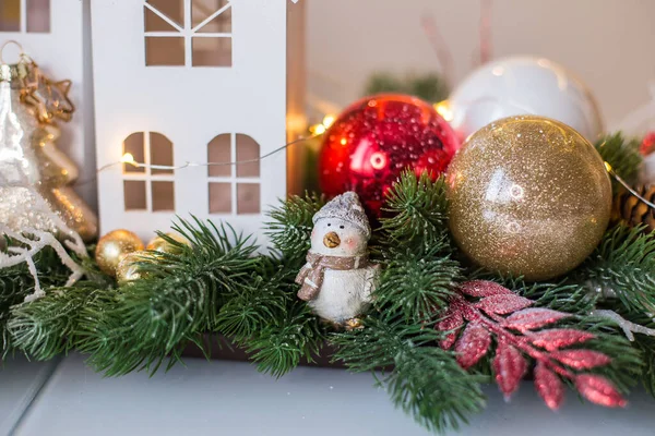 Součást Novoroční Skladby Bílými Domy Jedlovými Větvemi Kužely Husí Figurkou — Stock fotografie