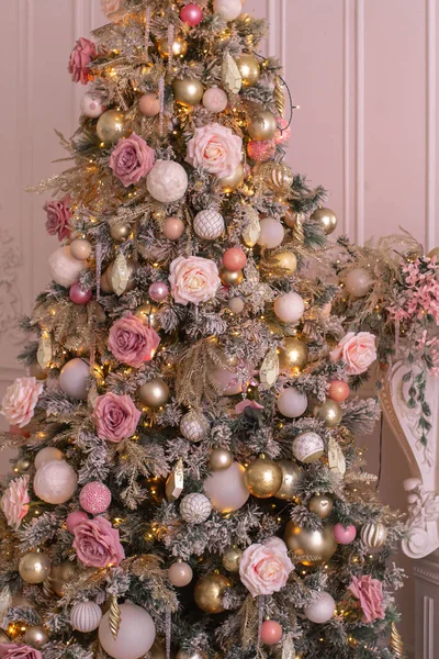 Árbol Navidad Rosa Con Globos Rosas —  Fotos de Stock