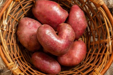 Kırmızı patatesler sepette. Kalp şeklinde bir patates..
