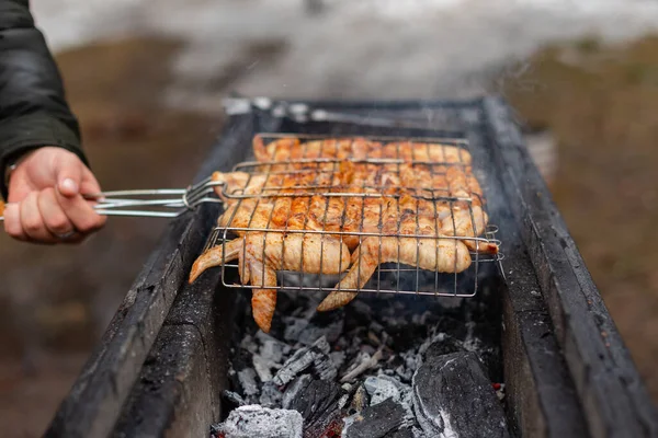 Las Alas Pollo Cocinan Sobre Carbones Una Parrilla Parrilla Día —  Fotos de Stock