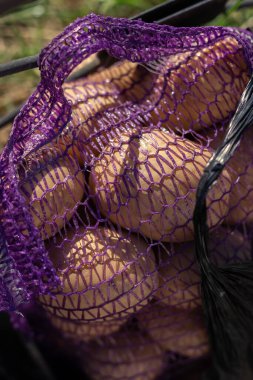 Bir ızgarada süpermarketten patatesler.