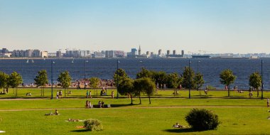 Yaz manzarası. Panorama. Mavi gökyüzü, yeşil çimen, körfez manzarası.