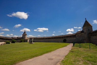 Pskov Kremlin. Eski kale duvarı. Güneşli yaz günü, mavi gökyüzü.