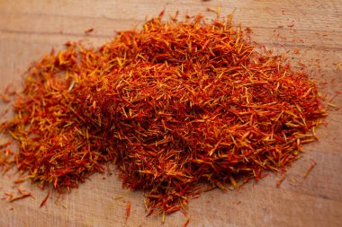 Saffron tahta bir tahtanın üzerinde yatıyor. Baharatlar.