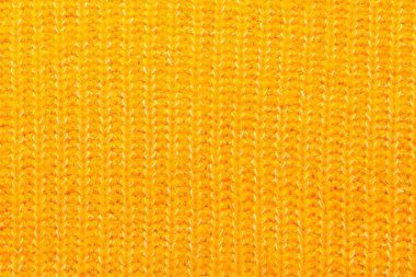 Örgü iğnelerinin ipliklerinden örülmüş sıcak süveter, güzel sarı renk..