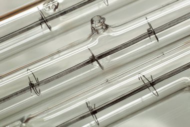     Kuvars halojen lamba ipliğinin makro fotoğrafı 230 V / 500 W.