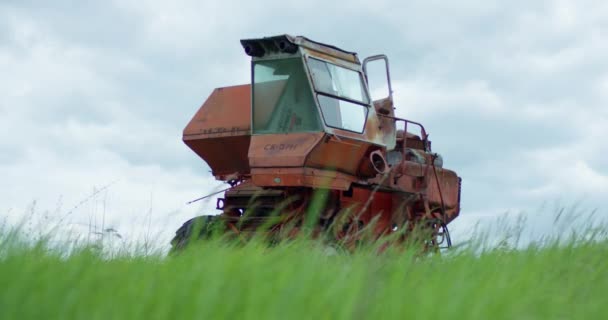 Old berkarat pemanen di lapangan. Difilmkan dalam gerak lambat dengan kamera RED. — Stok Video