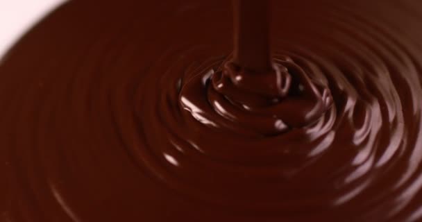 Close up derretido chocolate quente líquido derramando em câmera lenta. — Vídeo de Stock