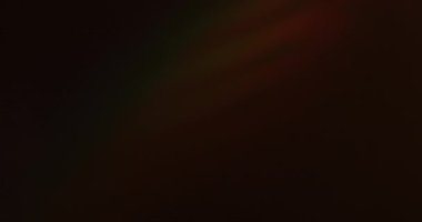 Siyah arkaplanda parlak ışık sızıntısı var. Lens patlaması Bokeh etkisi ile örtüşüyor.