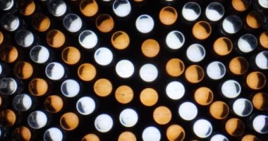 LED ışık panelinin makro doli görüntüsü. Hareket halindeki sarı ve beyaz diyot lambalarının görüntüsünü kapat.