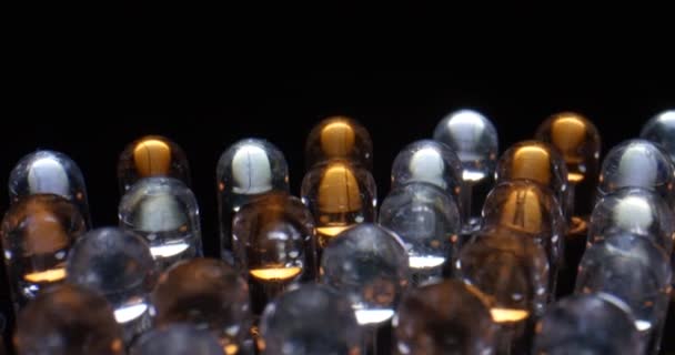Macro dolly shot van LED lichtpaneel. Close-up zicht van gele en witte diode lampen in beweging. — Stockvideo