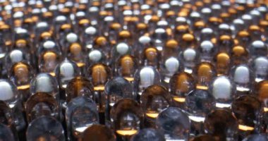 LED ışık panelinin makro doli görüntüsü. Hareket halindeki sarı ve beyaz diyot lambalarının görüntüsünü kapat.