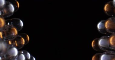 LED ışık panelinin makro doli görüntüsü. Hareket halindeki sarı ve beyaz diyot lambalarının görüntüsünü kapat.