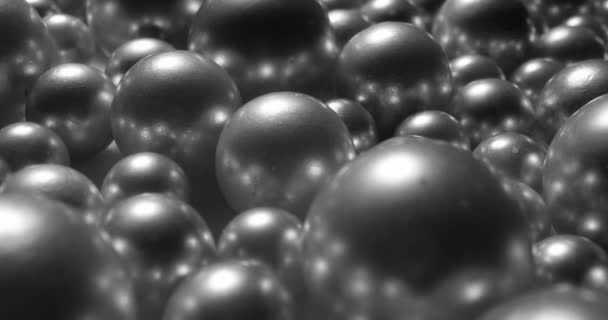 La cámara se mueve lentamente por encima de muchas esferas abstractas. Un grupo de bolas extremas de cerca tiro en blanco y negro. — Vídeos de Stock