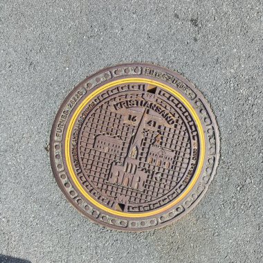  Bilbao 'daki bir kanalizasyonun metal kapağının üstünden. Yüksek kalite fotoğraf