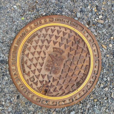  Bilbao 'daki bir kanalizasyonun metal kapağının üstünden. Yüksek kalite fotoğraf