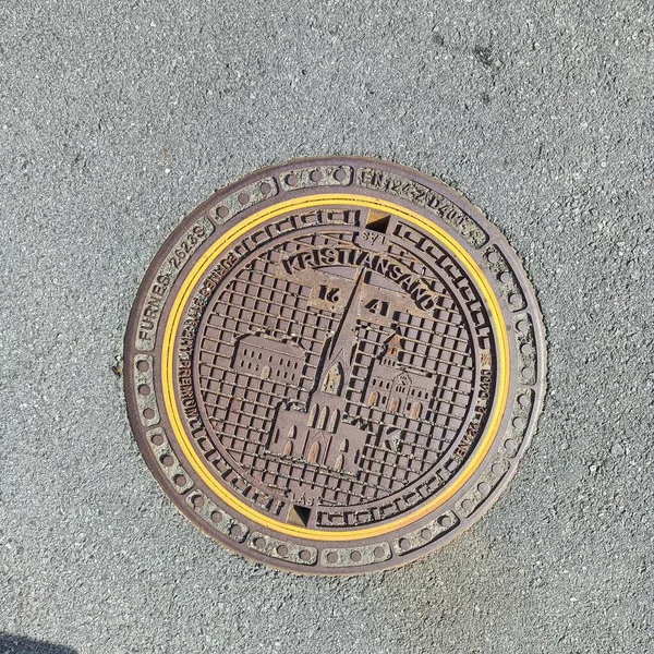  Lillehammer 'daki bir kanalizasyonun metal kapağının üstünden..