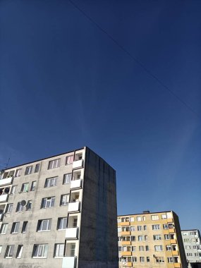 Aşağıdan görünen eski Sovyet binaları.