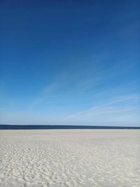 Horizonte en la playa bajo el cielo azul —  Fotos de Stock