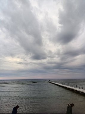  Bulutlu bir günde Baltık Denizi 'ne bakan bir rıhtım manzarası