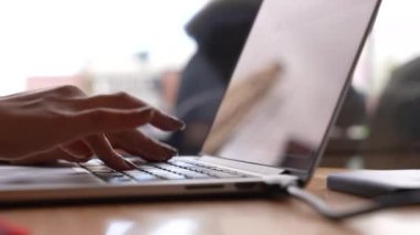 Dizüstü bilgisayar kullanan 4K Business Woman Üniversitesi öğrencisi ya da programcısı. İş kadını elleri dizüstü bilgisayarda klavye kullanıyor. Manzarayı kapat. Çevrimiçi Teknoloji Eğitimi İş Kodlama Konsepti.