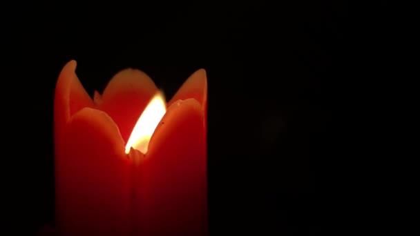 Close Red Candle Flame Światła Izolowane Czarnym Tle Romantyczna Strona — Wideo stockowe