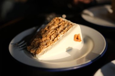 Kremalı ve fındıklı beyaz pasta.