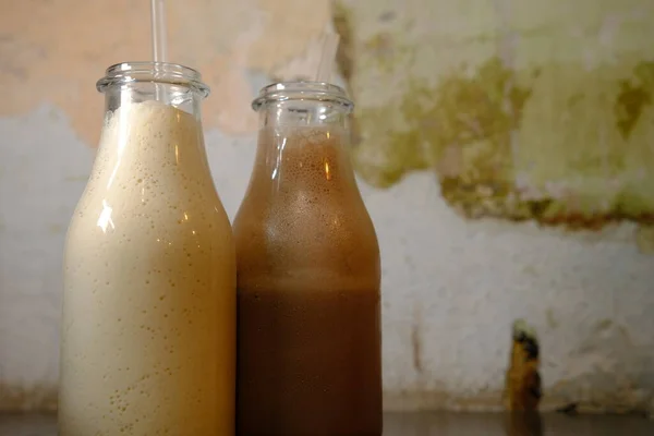 Milkshake Chocolat Lait Bouteilles Avec Des Pailles Fond Vintage Closu — Photo