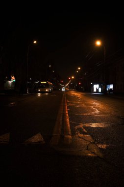 Gece yolu, şehrin ışıklarından yansıyan