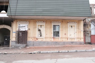 Marul, Ukrayna, marş. 5, 2022: Ukrayna 'ya karşı Rusya Savaşı. Bath Binası, Ukrayna şehri Mariupol 'deki bir düşman topçu uçağı tarafından hasar gördü. Şehir halkına karşı bombaları kullanmak.