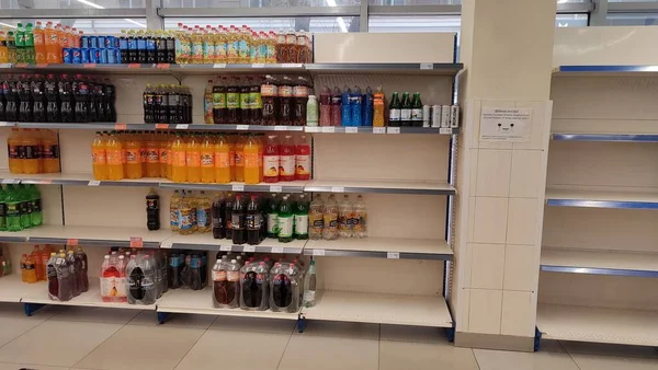 MARIUPOL, UCRANIA - 26 de febrero de 2022: ATB Tienda de estantes casi vacíos con los principales productos de suministro de alimentos. Guerra contra Ucrania. — Foto de Stock