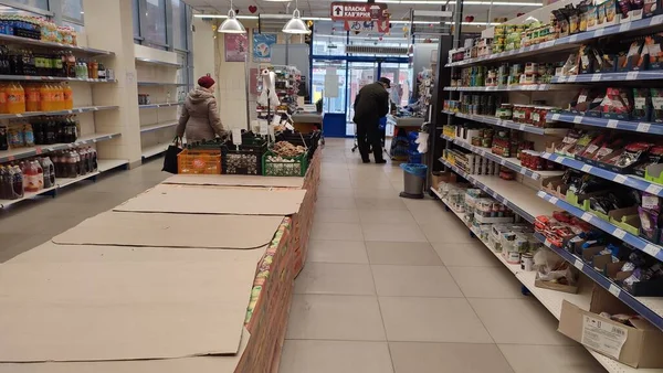 MARIUPOL, UKRAINE - February 26, 2022: ATB食料供給の主な製品とほぼ空の棚を店.ウクライナとの戦争. — ストック写真
