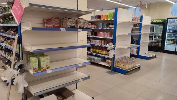 MARIUPOL, UCRANIA - 26 de febrero de 2022: ATB Tienda de estantes casi vacíos con los principales productos de suministro de alimentos. Guerra contra Ucrania. — Foto de Stock
