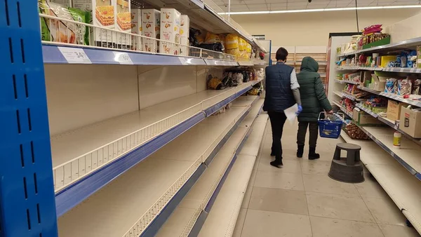 MARIUPOL, UKRAINE - Feb. 26, 2022: ATB Shop 거의 대부분의 식량 공급의 주요 생산품 이 있는 텅 빈 오두막. 우크라이나 와의 전쟁. — 스톡 사진